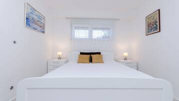 Appartement (A1) | 1 slaapkamer, een kluis op de kamer, een strijkplank/strijkijzer