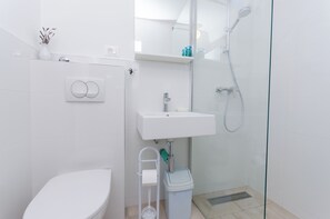 Apartment (A1) | Bathroom | Shower, towels - Apartment Draga (Senj)