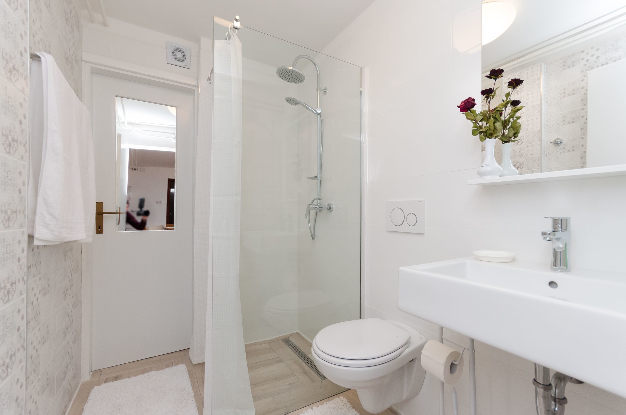 Badkamer | Een douche, handdoeken