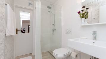Badkamer | Een douche, handdoeken