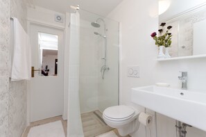 Badkamer | Een douche, handdoeken