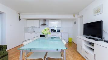 Appartement (A1) | Privékeuken | Een koelkast, een microgolfoven, een oven, een kookplaat