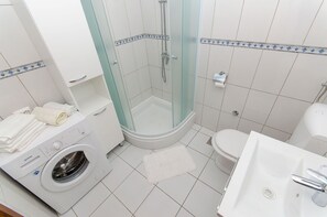 Badkamer | Een haardroger, handdoeken