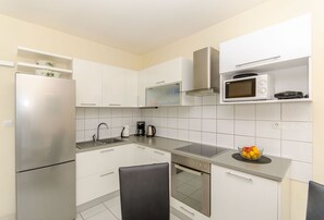 Private kitchen | Fridge, microwave, stovetop, dishwasher - Apartments Jerko (Sutivan)