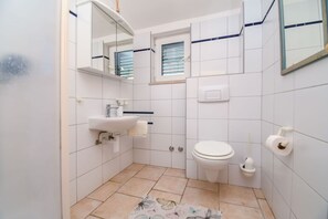 Apartment (A6) | Bathroom