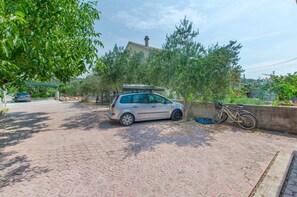 Free self parking - Apartments Tina (Marina)