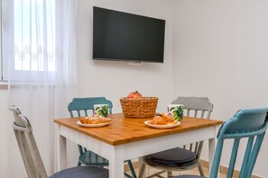 Apartment (A2) | Dining