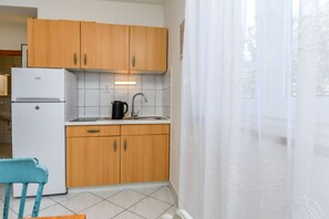 Apartment (A8) | Private kitchen | Fridge, microwave, stovetop, dishwasher - Apartments Tina (Marina)