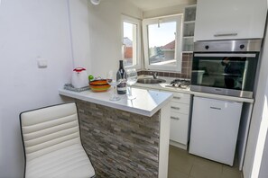 Private kitchen | Fridge, oven, stovetop, dishwasher