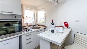 Einkaeldhús | Ísskápur, bakarofn, eldavélarhellur, uppþvottavél