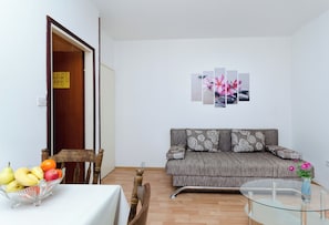 Apartemen (A1) | Ruang keluarga | TV