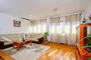 Apartment (A1) | Wohnzimmer | Fernseher