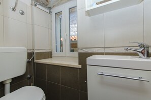 Salle de bain | Sèche-cheveux, serviettes fournies