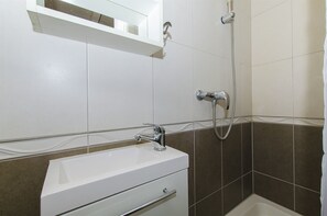Bathroom | Hair dryer, towels - House Gulliver (Kastela)