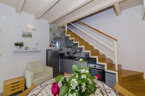 Eigene Küche | Kühlschrank, Mikrowelle, Herdplatte, Geschirrspüler