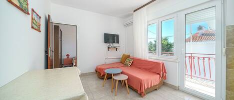 Apartment (A2) | Dining