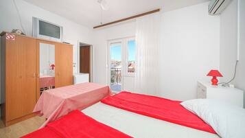 Room (S1) | 4 bedrooms, free WiFi