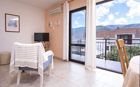 Tabla de planchar con plancha, wifi gratis y ropa de cama