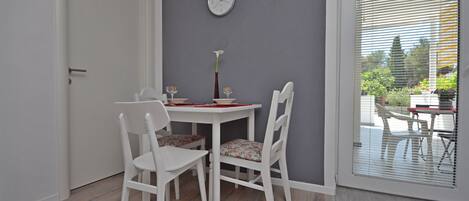 Özel mutfak | Buzdolabı, mikrodalga fırın, set üstü ocak, elektrikli su ısıtıcısı