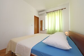 Iron/ironing board, free WiFi, bed sheets