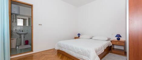 Iron/ironing board, free WiFi, bed sheets