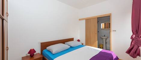 Iron/ironing board, free WiFi, bed sheets