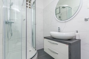 Apartment (A4) | Bathroom | Shower, towels - Apartments Jasna (Omis)