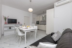 Lejlighed (A4) | Privat køkken | Køleskab, mikrobølgeovn, kogeplade, espressomaskine