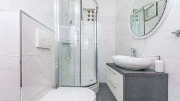 Appartement (A4) | Badkamer | Een douche, handdoeken