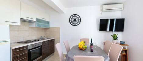 Departamento (A1) | Cocina privada | Refrigerador, horno, parrilla de estufa y cafetera de espresso