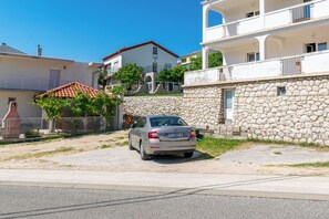 Free self parking - Apartments D. Matahlija (Lopar)