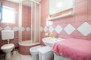 Apartment (A1) | Bathroom | Free toiletries