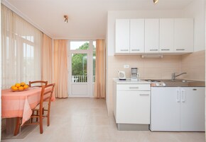 Studio (A4) | Private kitchen | Fridge, stovetop, cookware/dishes/utensils