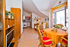 Appartement (A6) | Cuisine privée | Réfrigérateur, four à micro-ondes, surface de cuisson