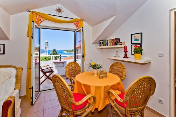 Huoneisto (A6) | Yksityinen keittiö | Jääkaappi, mikroaaltouuni, liesi, espressokone