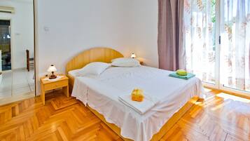 Apartment (A4) | Iron/ironing board, free WiFi, bed sheets