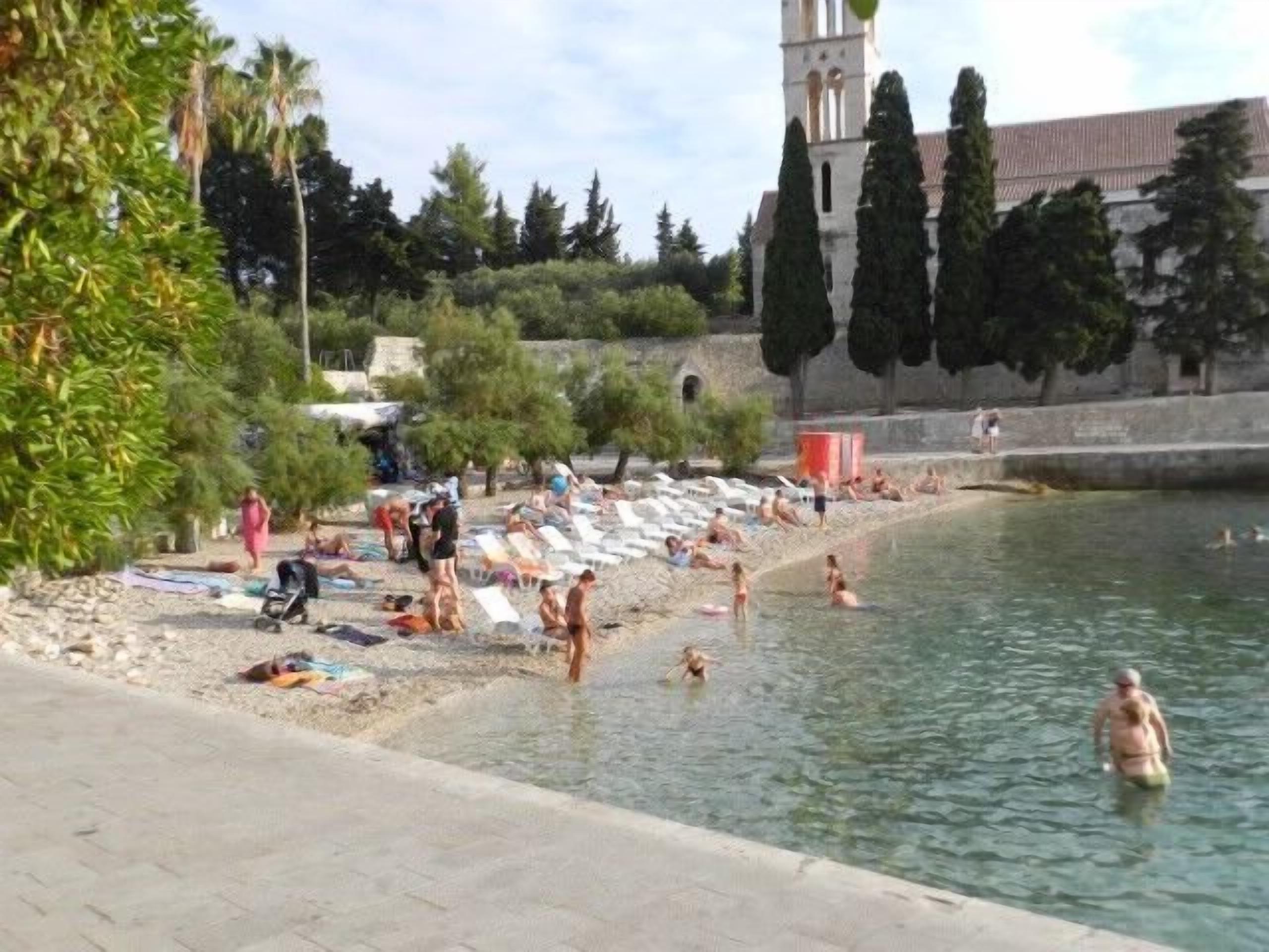 بالقرب من الشاطئ