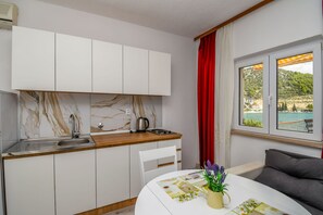 Estudio (A3) | Cocina privada | Frigorífico, microondas, placa de cocina y hervidor eléctrico