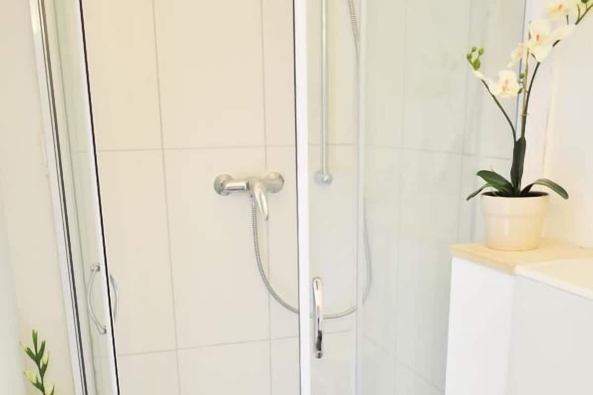 Shower, towels
