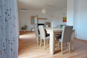 Apartemen (A1) | Tempat makan