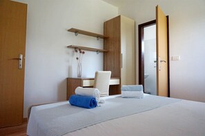 Fer et planche à repasser, Wi-Fi gratuit, draps fournis