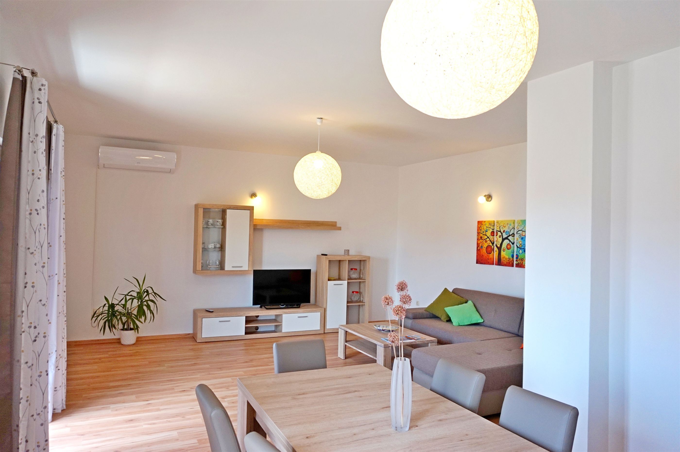 Appartement (A1) | Woonkamer | Een flatscreentelevisie