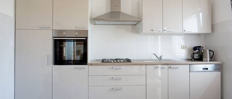 Departamento (A1) | Cocina privada | Refrigerador, horno, parrilla de estufa y lavavajillas