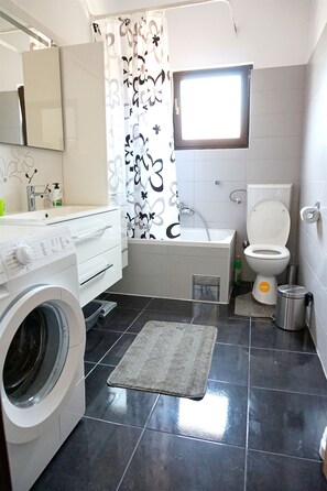 Apartemen (A1) | Kamar mandi | Shower dan pengering rambut