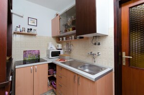 Private kitchen | Fridge, microwave, stovetop, espresso maker