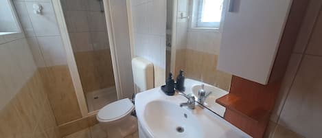 Apartment (A1) | Bathroom | Shower, towels