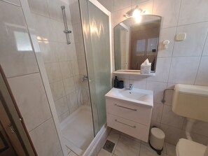 Apartment (A1) | Bathroom | Shower, towels - Apartment Dea (Hvar)