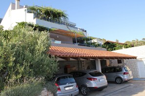Free self parking - Apartment Dea (Hvar)