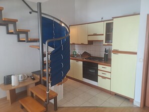 Departamento (A1) | Cocina privada | Refrigerador, horno, parrilla de estufa y cafetera de espresso 