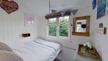 2 habitaciones, tabla de planchar con plancha, internet y ropa de cama